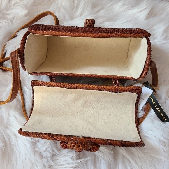 Handmade Bow Clasp Dark Camera Rattan Bag - Picture 4 of 9